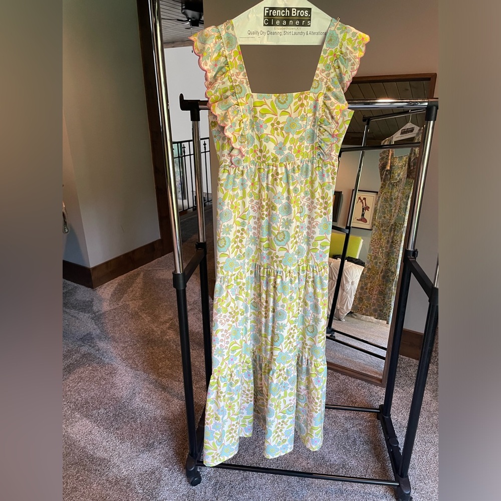 Great summer dress with cute cut out back with bow